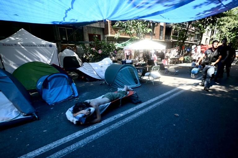 Une vague de chaleur frappe des familles expulsées qui dorment dans la rue à Rome