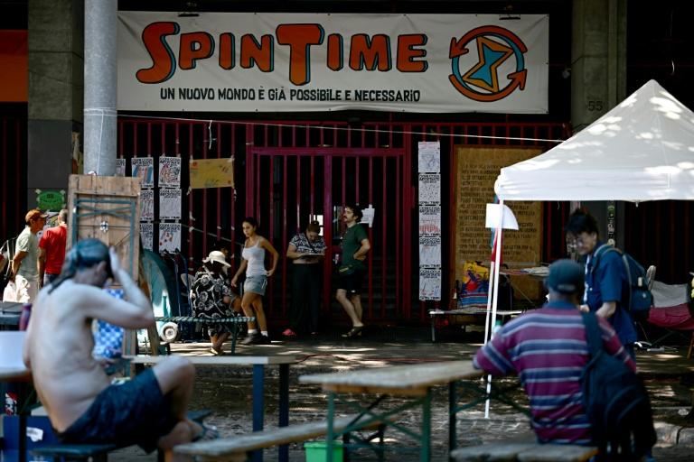 Une vague de chaleur frappe des familles expulsées qui dorment dans la rue à Rome