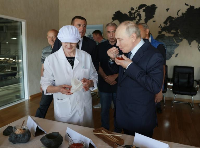 Poutine en visite pour la première fois aux îles Kouriles, disputées avec le Japon