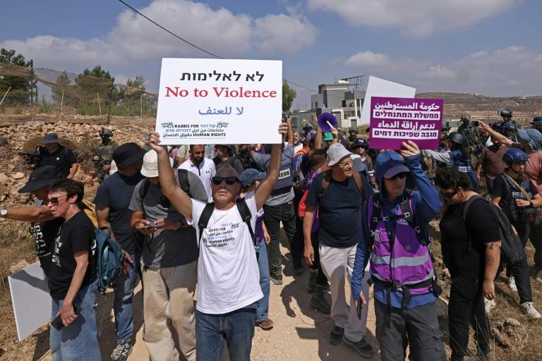 Cisjordanie: des militants israéliens tentent de ravitailler des Palestiniens assiégés