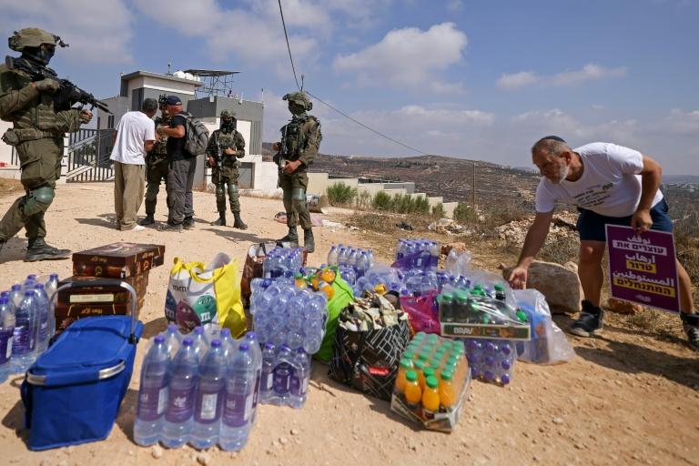 Cisjordanie: des militants israéliens tentent de ravitailler des Palestiniens assiégés