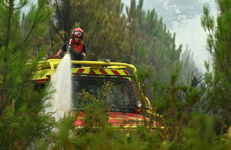 Incendies: "la situation évolue plutôt favorablement" dans les Landes