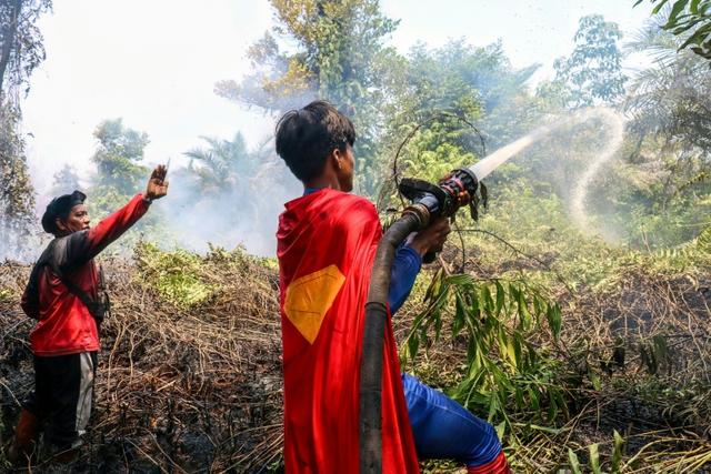 Un "Superman" adolescent engagé dans la lutte contre les incendies en Indonésie