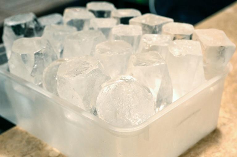 Un glaçon japonais se taille en bijou à cocktails