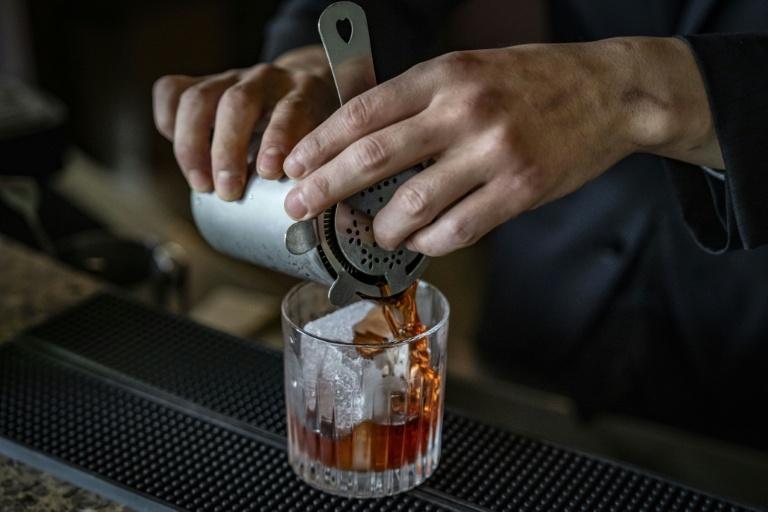 Un glaçon japonais se taille en bijou à cocktails