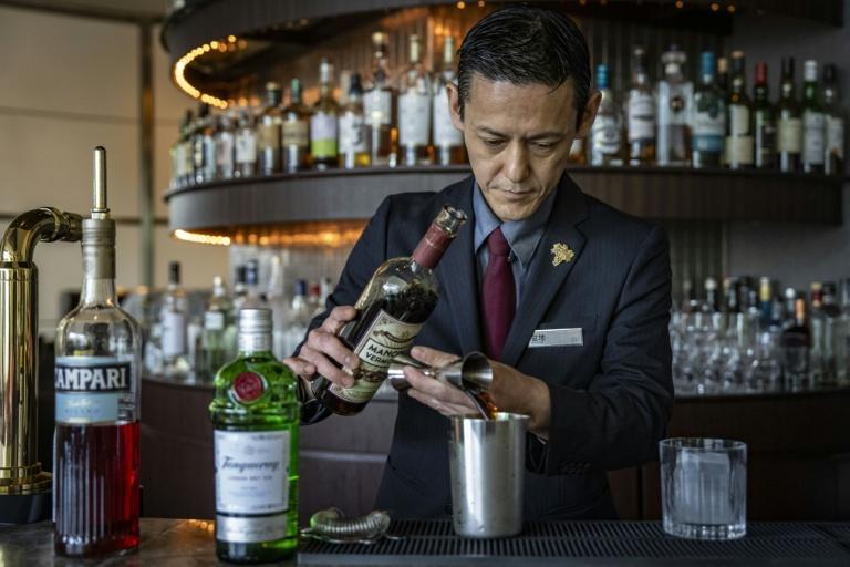 Un glaçon japonais se taille en bijou à cocktails