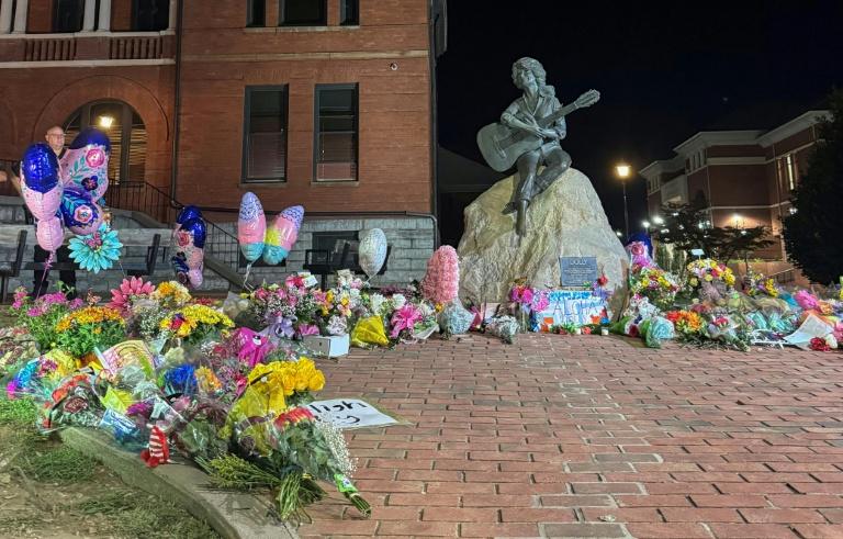 "Sainte patronne du Tennessee": la ville natale de Dolly Parton pleure sa légende