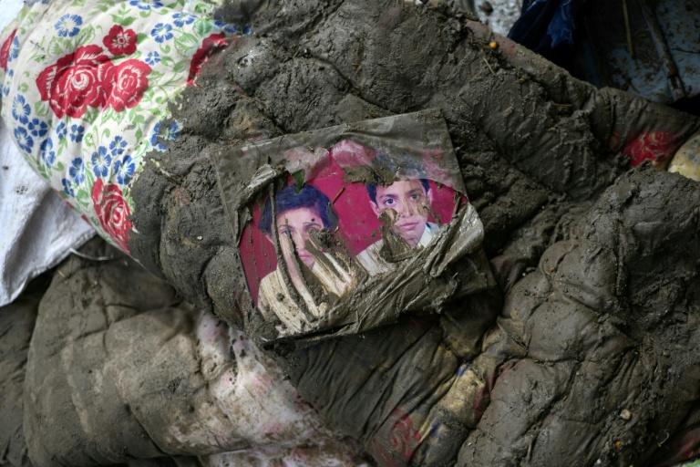 Crue au Népal: devant le QG des secours, le désespoir des familles de disparus