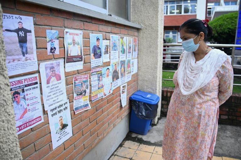 Crue au Népal: devant le QG des secours, le désespoir des familles de disparus