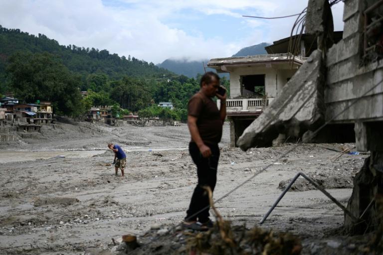 Crue au Népal: devant le QG des secours, le désespoir des familles de disparus