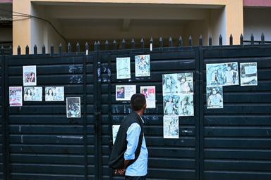 Crue au Népal: devant le QG des secours, le désespoir des familles de disparus