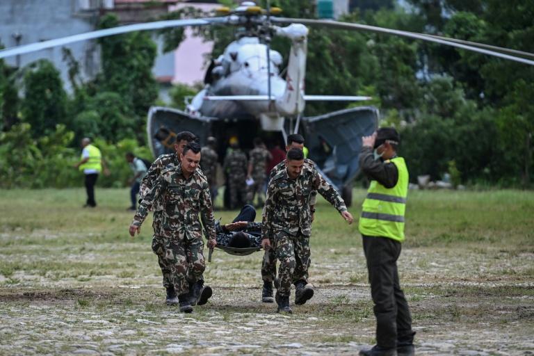 Crue au Népal: devant le QG des secours, le désespoir des familles de disparus