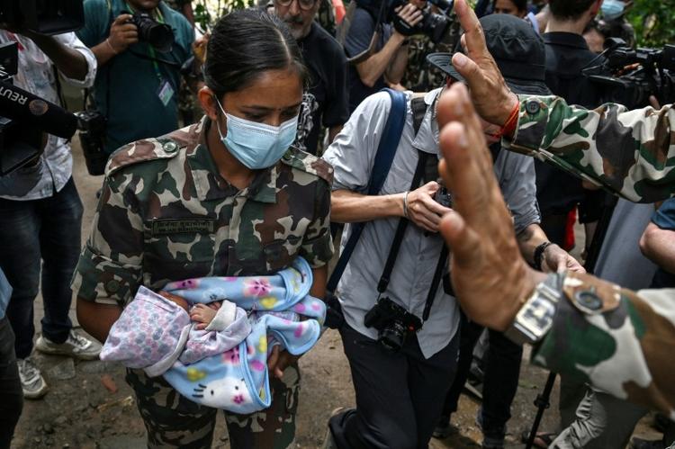 Crue dans l'Himalaya: les opérations de secours compliquées par la montée des eaux