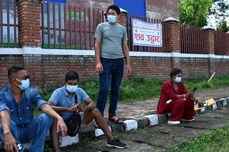 Népal: à Bharatpur, la douloureuse et improbable identification des victimes des crues