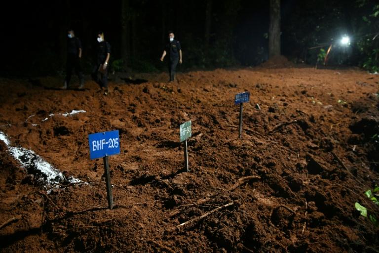 Après la crue dévastatrice, le Népal enterre ses morts