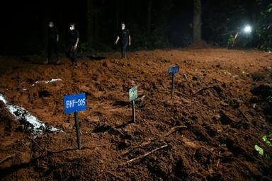 Après la crue dévastatrice, le Népal enterre ses morts