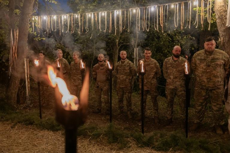 Flambeaux et épis de blé : près du front en Ukraine, le mariage païen de deux soldats