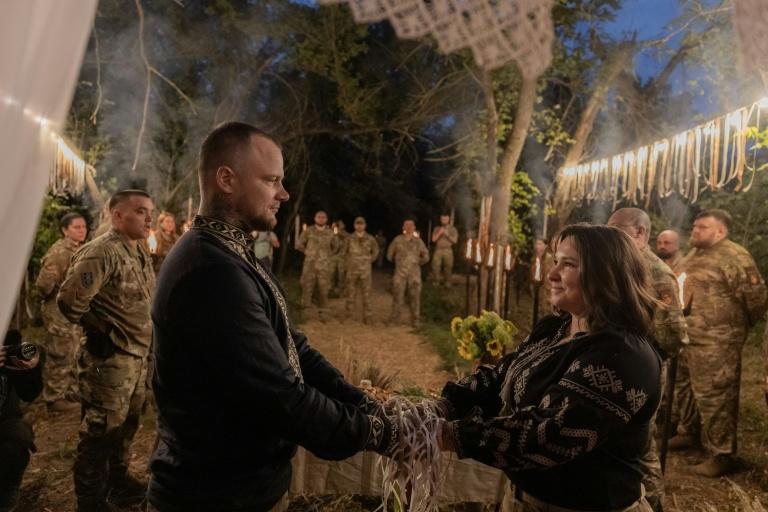 Flambeaux et épis de blé : près du front en Ukraine, le mariage païen de deux soldats