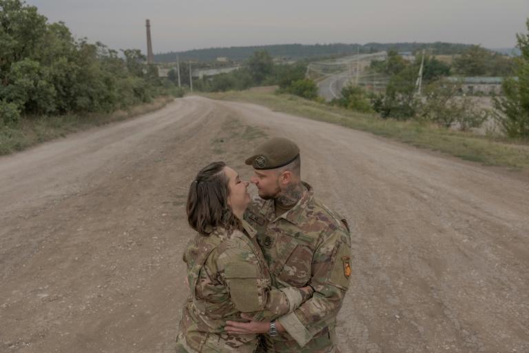 Flambeaux et épis de blé : près du front en Ukraine, le mariage païen de deux soldats