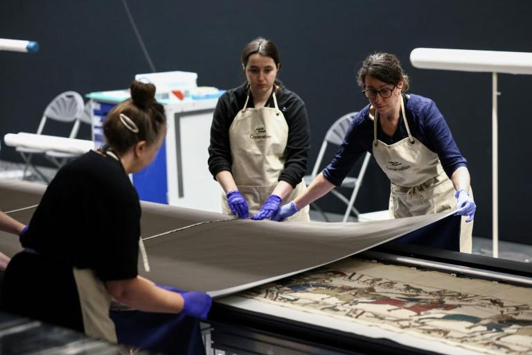Macron attendu à Londres, culture et diplomatie au menu autour de la tapisserie de Bayeux