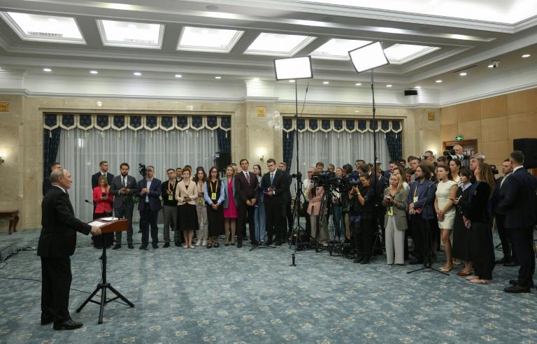 Zelensky prévient que les drones ukrainiens vont rendre "dangereux" le ciel russe, du "terrorisme" selon Poutine