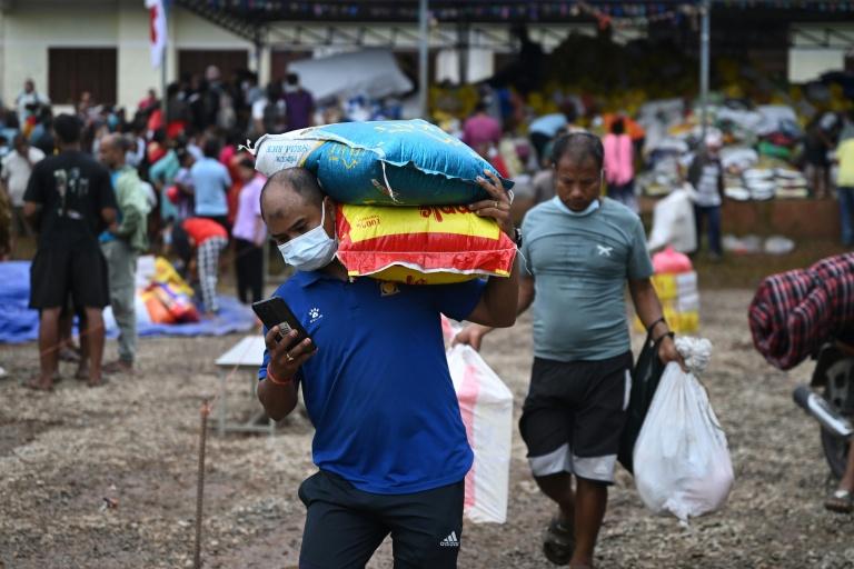 Huit jours après le "tsunami himalayen", le défi de l'aide aux sinistrés