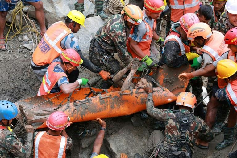 Crue au Népal: deux ouvriers "miraculés" sortis vivants d'un tunnel