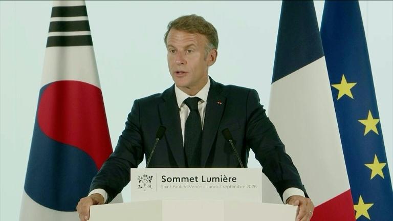 Sommet sur le cinéma: Macron appelle à "reprendre le contrôle" sur l'IA