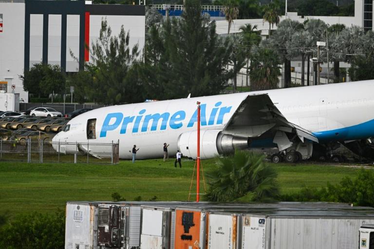 Un avion-cargo d'Amazon sort de piste à son atterrissage à Miami, cinq morts
