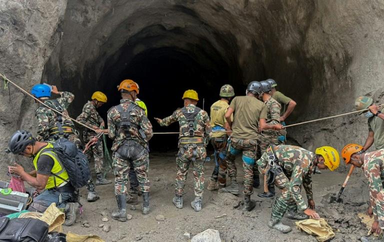 Crue au Népal: les recherches dans les tunnels d'une complexité "sans précédent", selon un expert australien