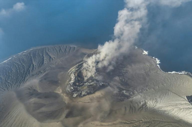 Eruption volcanique en Indonésie: des dizaines de milliers de voyageurs bloqués