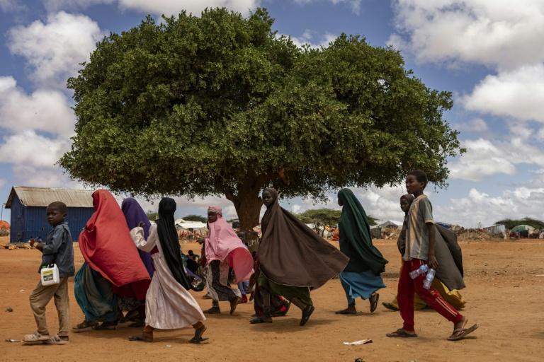 Aléas climatiques: les filles exposées à "un risque accru de décrochage scolaire"