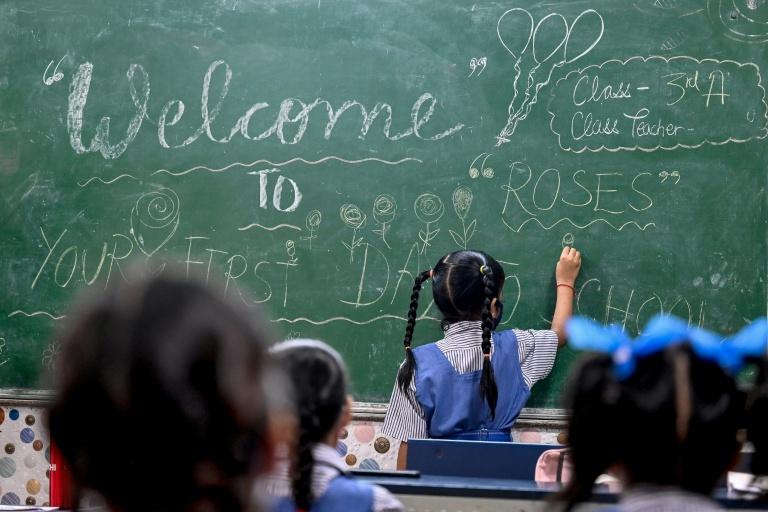Aléas climatiques: les filles exposées à "un risque accru de décrochage scolaire"
