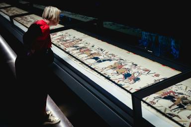 A Londres, l'exposition de la tapisserie de Bayeux ouvre en pleine "tapestry-mania"