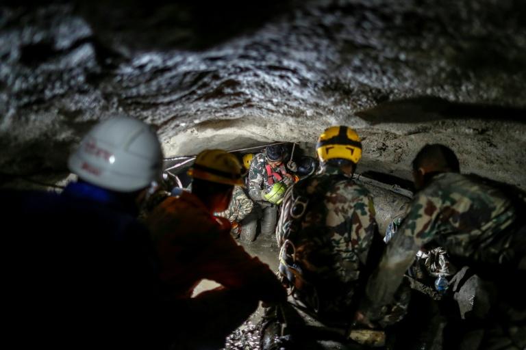 Népal: un miraculé raconte comment il a survécu en buvant de l'eau boueuse dans un tunnel