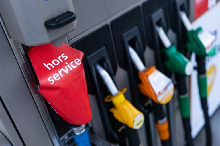 Pour tenter de contenir la colère sociale, Lecornu prolonge les aides sur les carburants