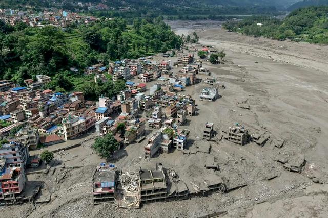Un mois après, ce que l'on sait de la crue meurtrière dans l'Himalaya