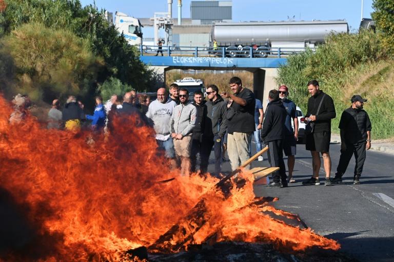 Carburants: la colère des pêcheurs enfle, ports bloqués et réunion au ministère