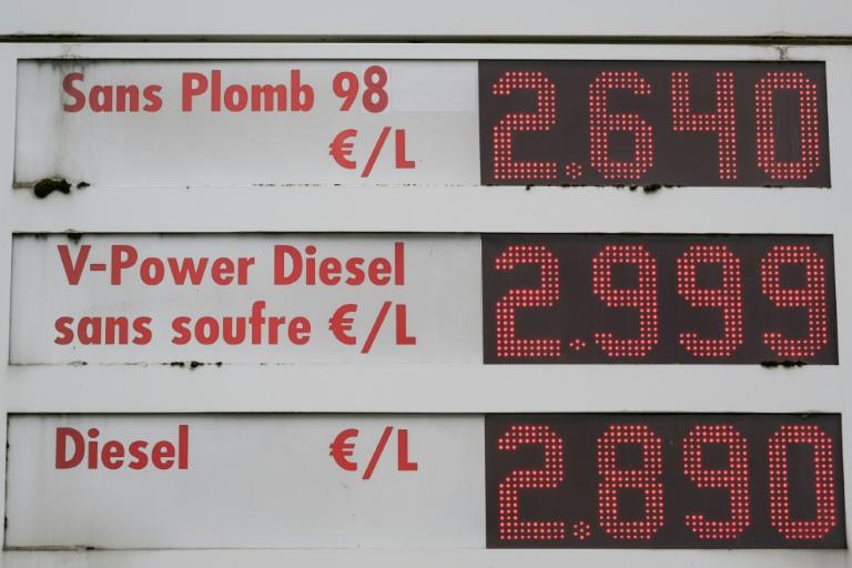 Carburants: la colère des pêcheurs enfle, ports bloqués et réunion au ministère