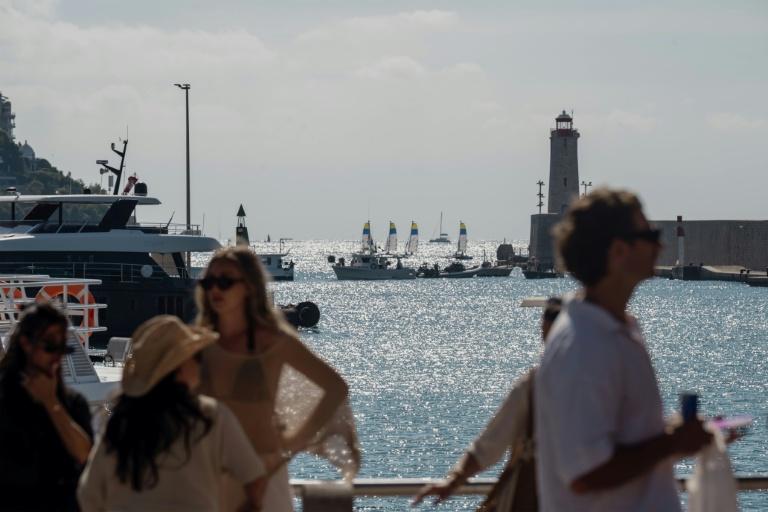 Carburants: la colère des pêcheurs enfle, ports bloqués et réunion au ministère