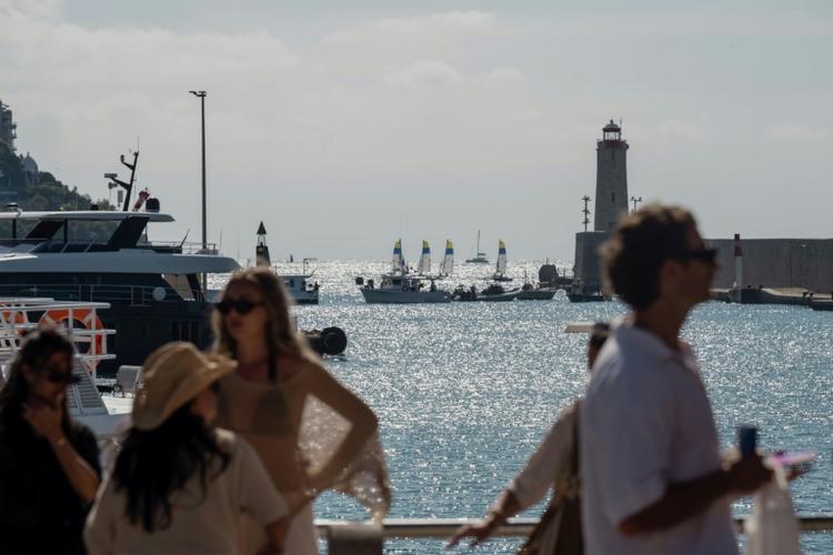 Carburants: la colère des pêcheurs enfle, ports bloqués et réunion au ministère