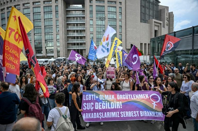 Turquie: avec la répression anti LGBT+, "Erdogan lance la campagne présidentielle" (militant)