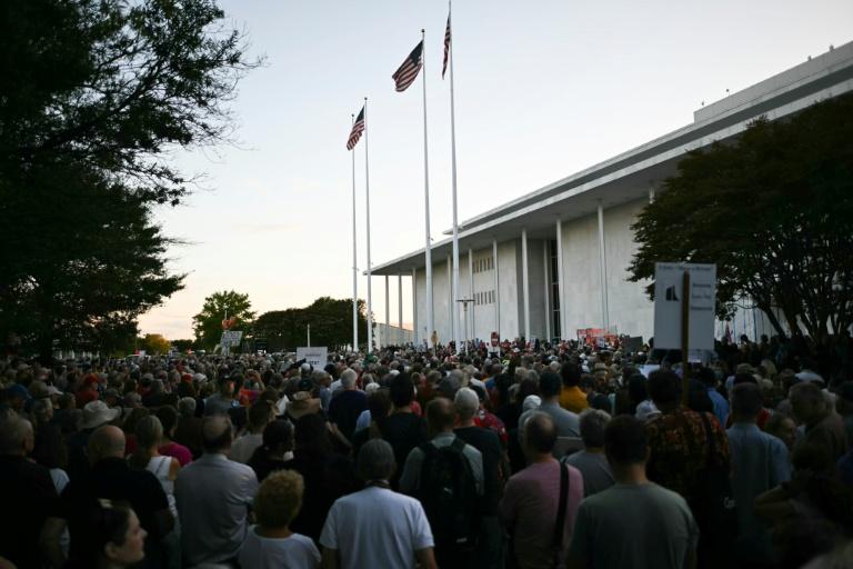 "Pas touche au Kennedy Center": à Washington, une chaîne humaine face aux assauts de Trump