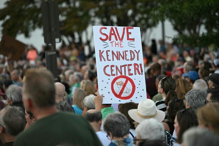 "Pas touche au Kennedy Center": à Washington, une chaîne humaine face aux assauts de Trump
