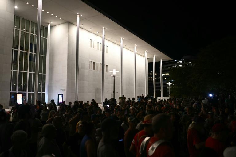 "Pas touche au Kennedy Center": à Washington, une chaîne humaine face aux assauts de Trump