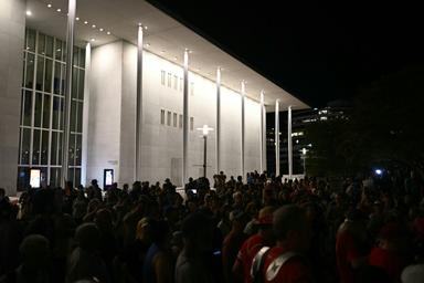 "Pas touche au Kennedy Center": à Washington, une chaîne humaine face aux assauts de Trump