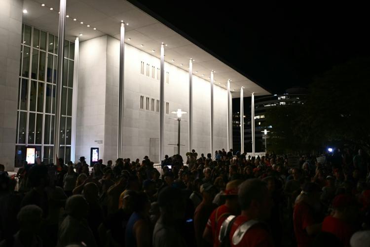 "Pas touche au Kennedy Center": à Washington, une chaîne humaine face aux assauts de Trump