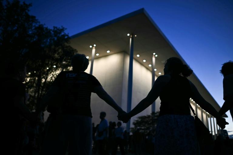 "Pas touche au Kennedy Center": à Washington, une chaîne humaine face aux assauts de Trump