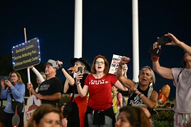 "Pas touche au Kennedy Center": à Washington, une chaîne humaine face aux assauts de Trump
