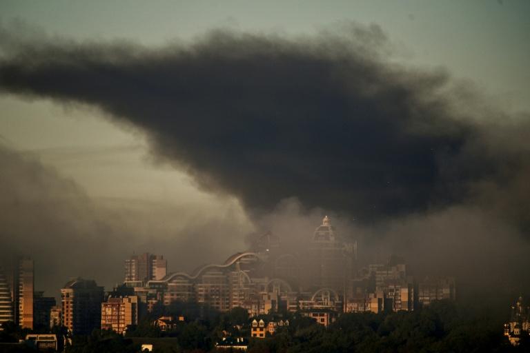Ukraine: sept morts dans des frappes russes, des infrastructures de transport visées